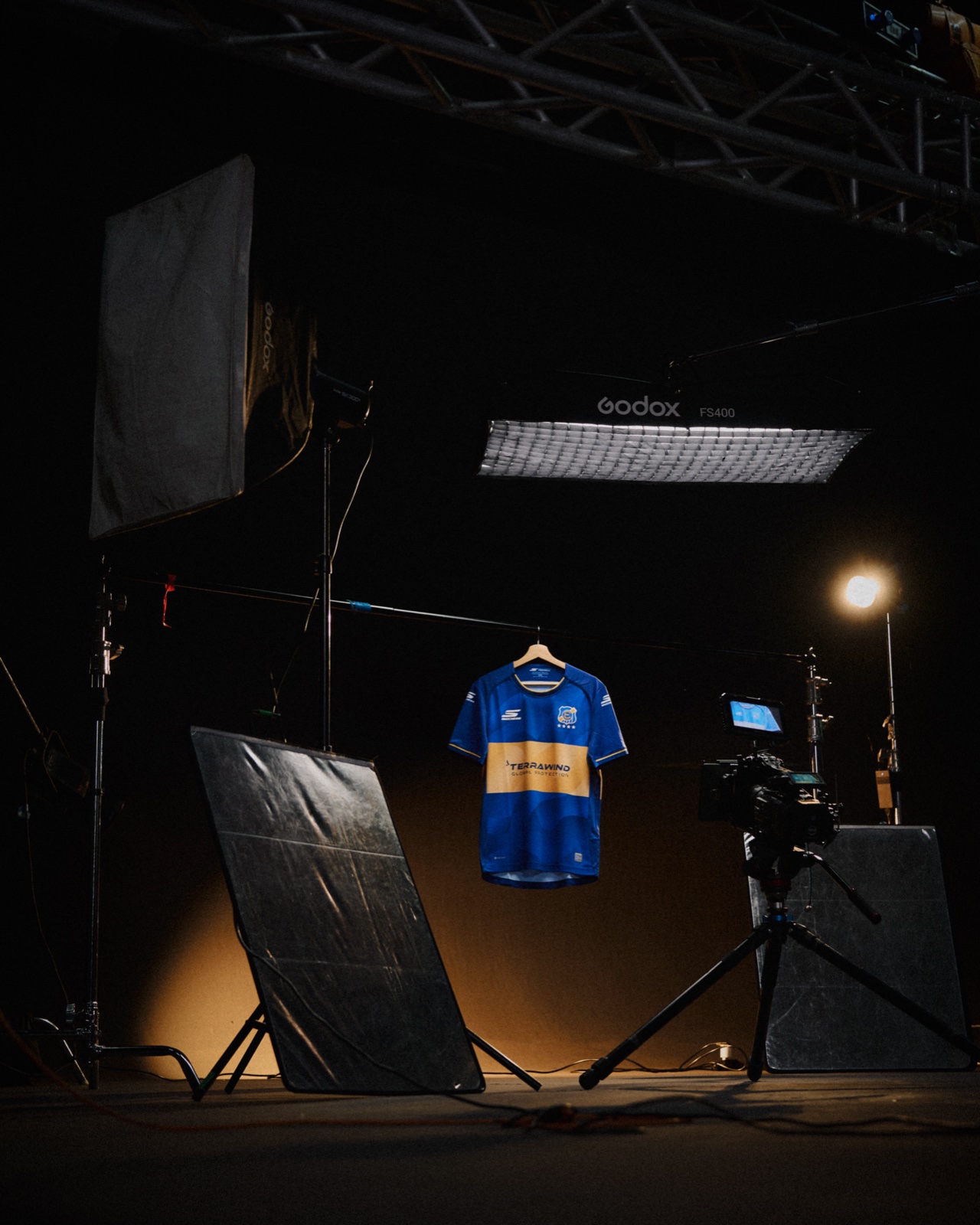 Detrás de escena del estudio con la camiseta colgada