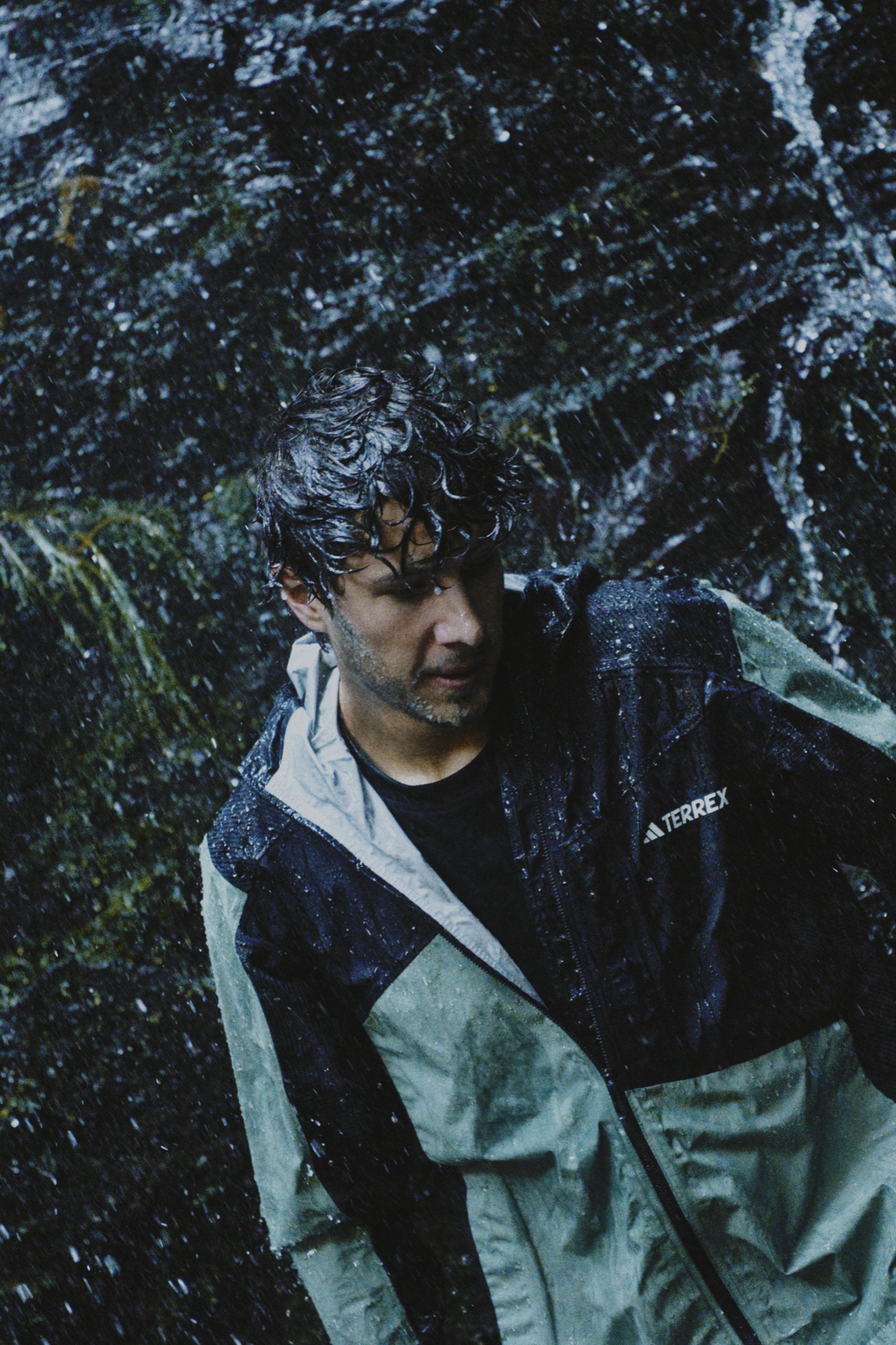Retrato bajo la lluvia en la selva con chaqueta Terrex