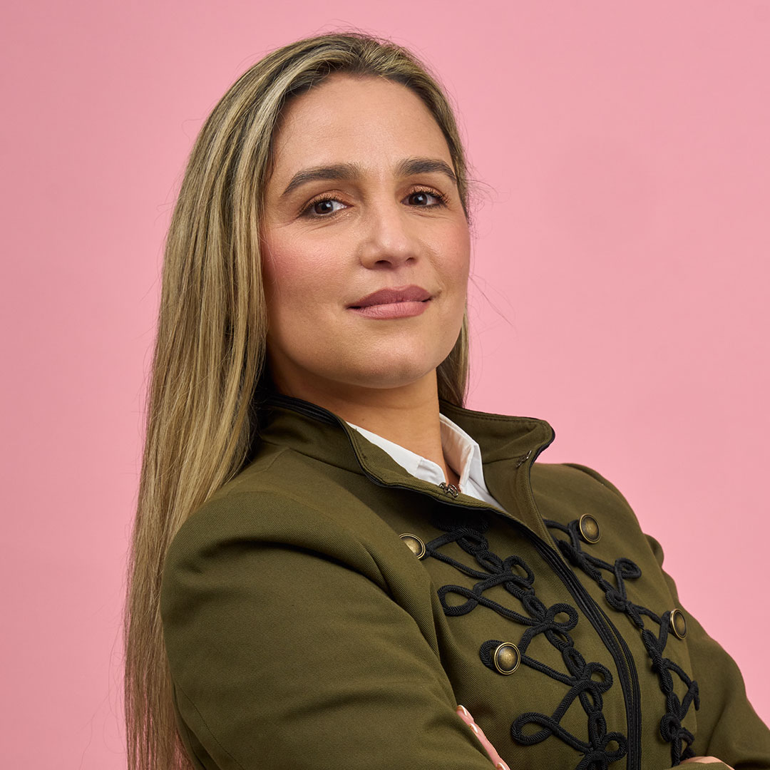 Retrato corporativo sobre fondo rosado