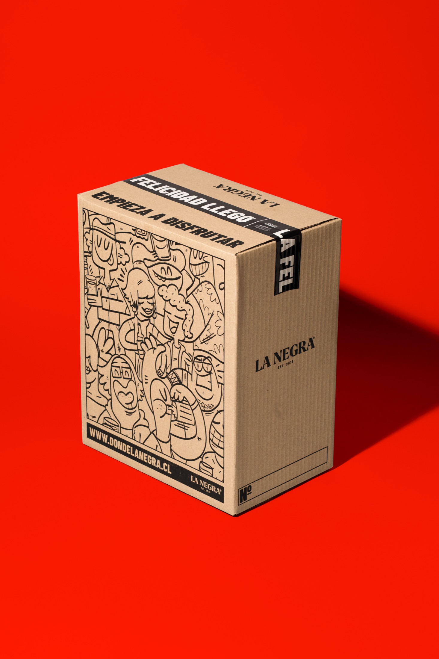 Caja de despacho de La Negra sobre fondo rojo